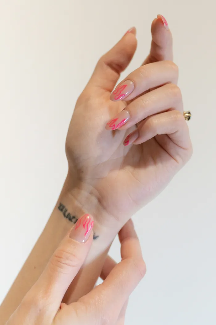 Unhas rosa com nail art delicada