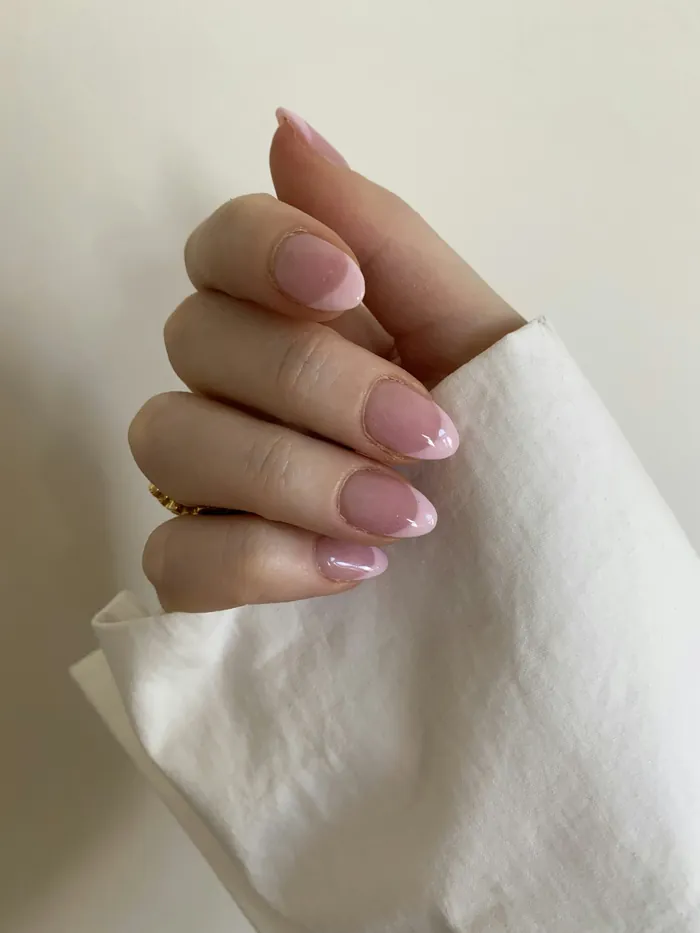 Unhas nude rosadas em formato amendoado