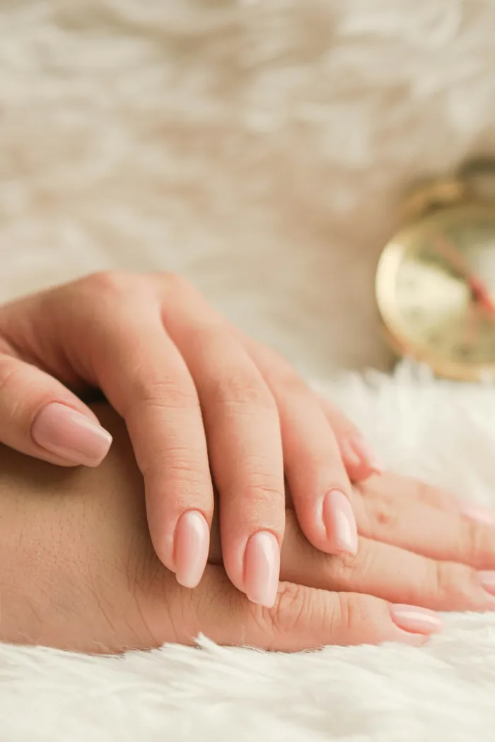 Unhas nude alongadas com acabamento natural